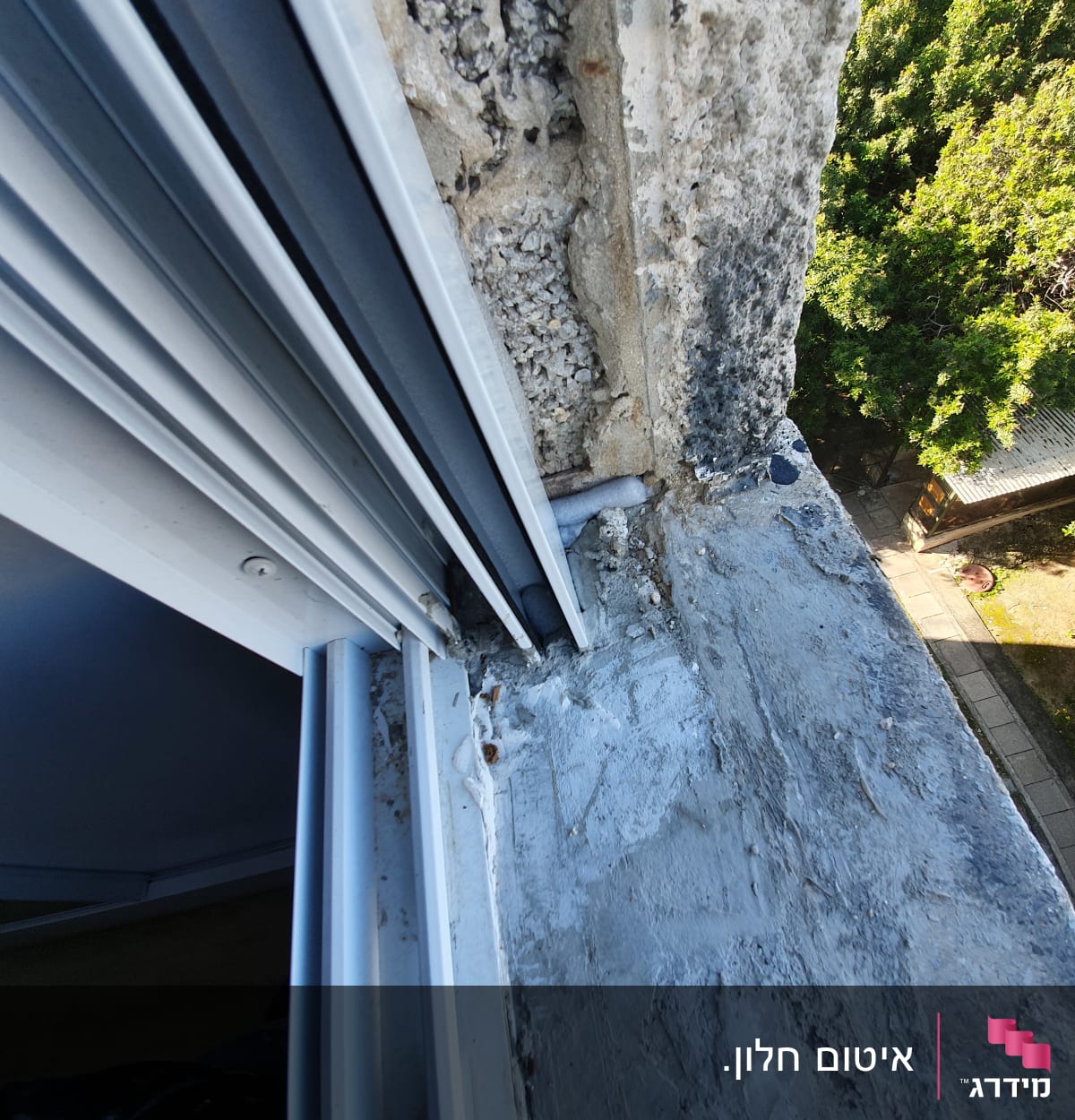 חלון עם איטום סביב המסגרת והקיר החיצוני